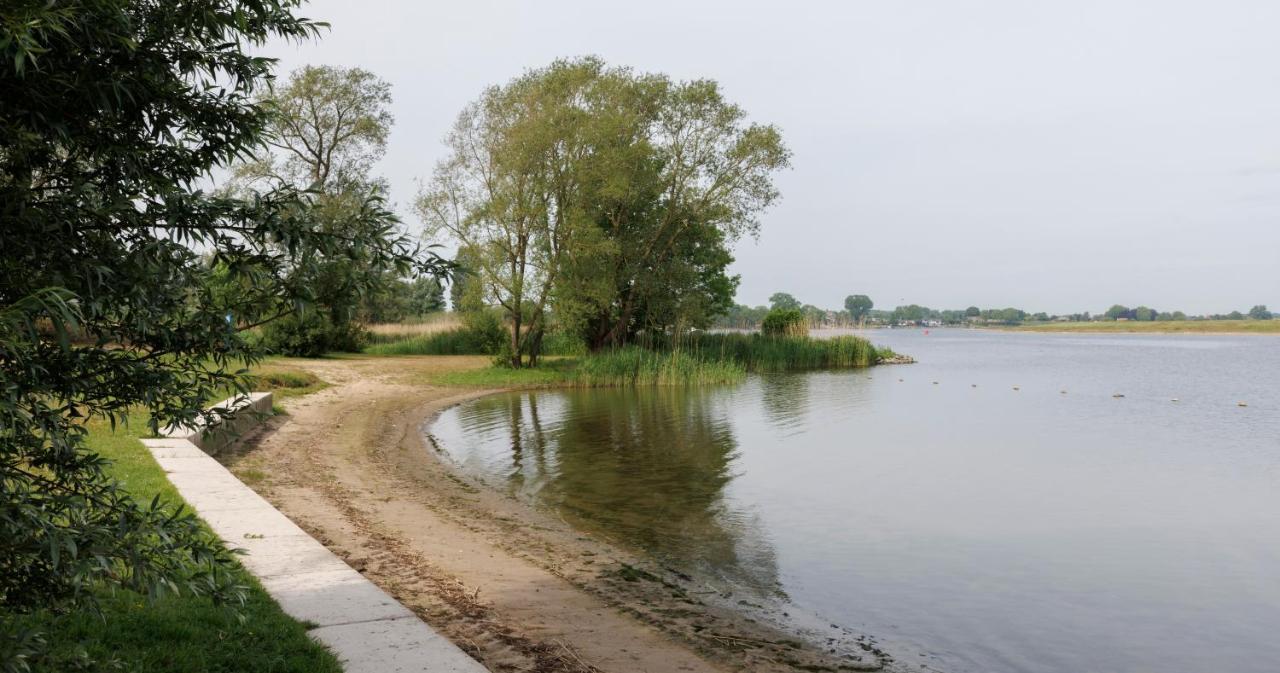 Cool Huisje Aan De Maas Villa Andel Luaran gambar